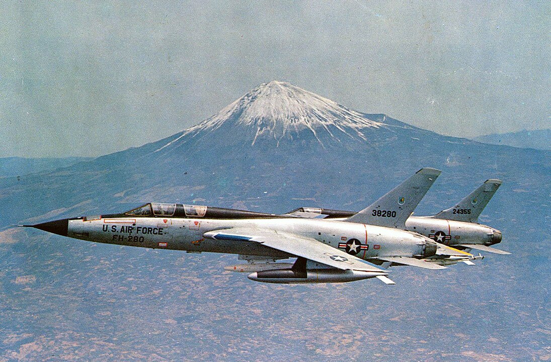 1095px F 105 Thunderchiefs Mt Fuji