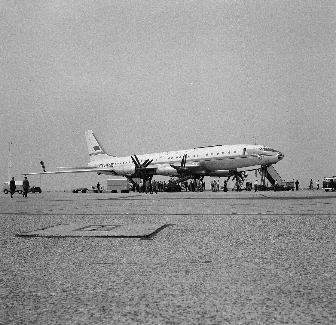 1118px De Toepoelew 114 s werelds grooste vliegtuig op Schiphol Bestanddeelnr 916 4888