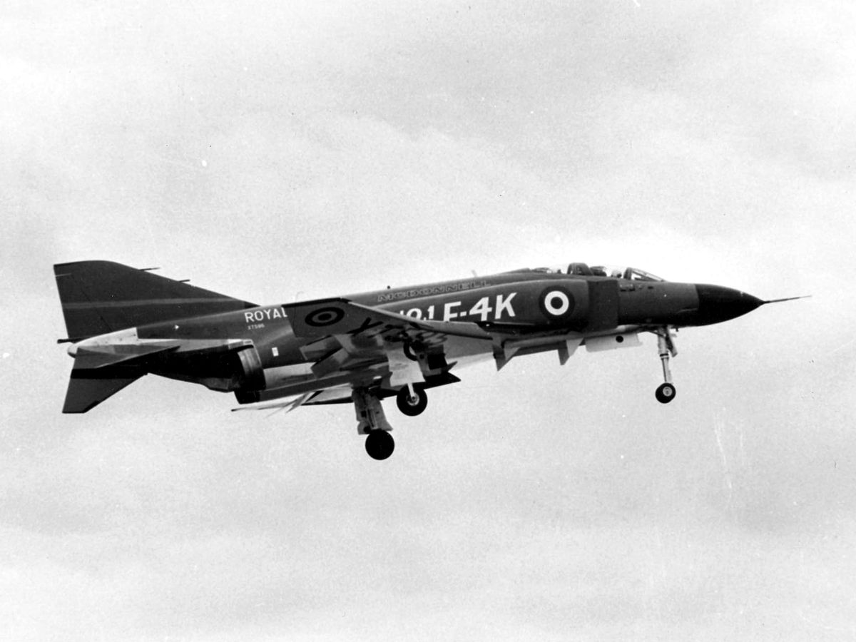 1200px-First_F-4K_Phantom_FG.1_landing_at_McDonnell_plant_1966