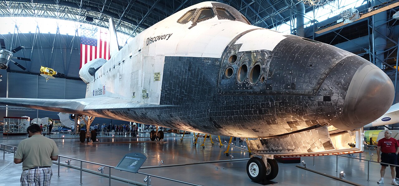 1280px Space Shuttle Discovery on Display