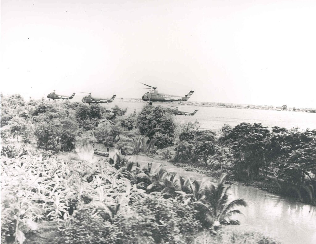 1402px HUS 1s HMM 362 in flight Vietnam 1962