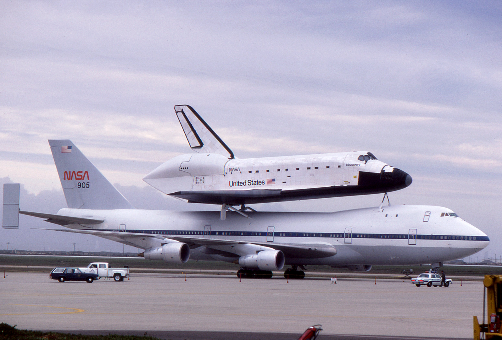 1596px Space Shuttle Discovery and Carrier 747 at Vandenberg Air Force Base