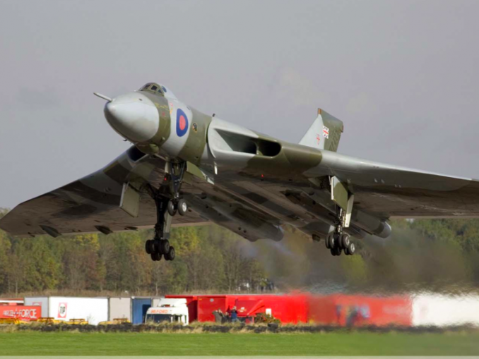 Avro Vulcan XH558 restore flight 2007