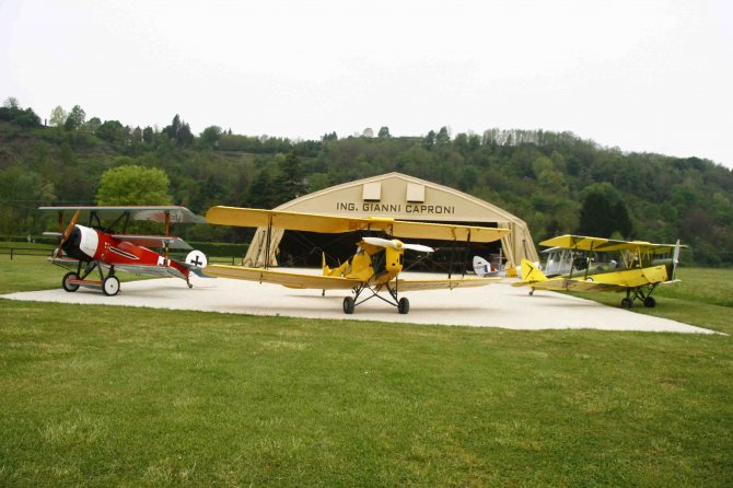 Jonathan Collection planes and their period-correct hangar. (Image Credit: Massimo Baldassini / Biplani sul Piave)
