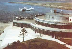 Boeing 314 moored just off of the architectural masterpiece that is the Marine Air Terminal in 1940 (Image Credit: Everything PanAm)