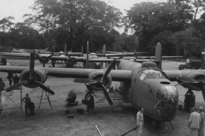 42 40xxx B 24D Liberators 13AF 5BG72BS maintenance at Funafuti Ellice Isls Jan 1944 01