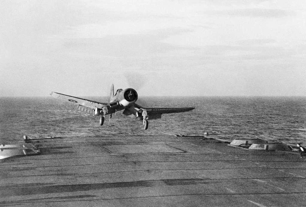Why the F4U Corsair Struggled at Sea—And How It Finally Conquered the Carrier Deck 16 A Chance Vought Corsair landing aboard HMS ILLUSTRIOUS December 1943