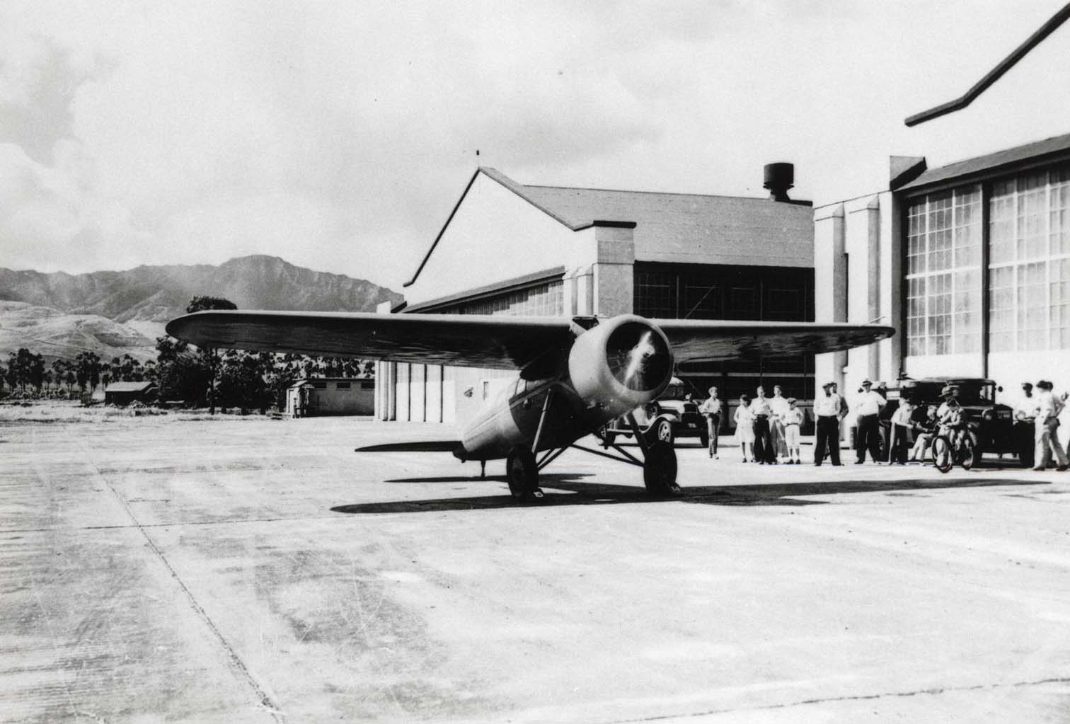 Amelia Eartharts Lockheed Vega 5C NC965Y warming up at Wheeler Field 11 January 1935 large