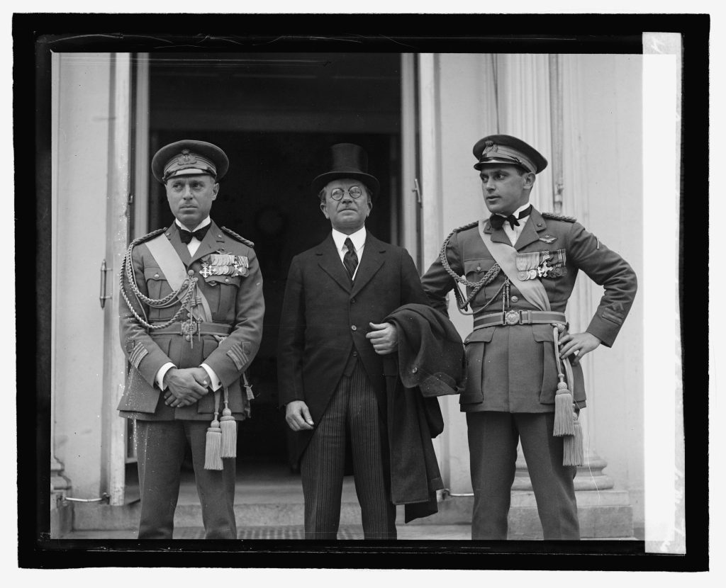 Italy’s Second Ace: The 26 Victories of Silvio Scaroni 14 Comdi de Pinedo Nobile Giacomo de Martino Comdi Silvio Scaroni 4 20 24 LCCN2016842997