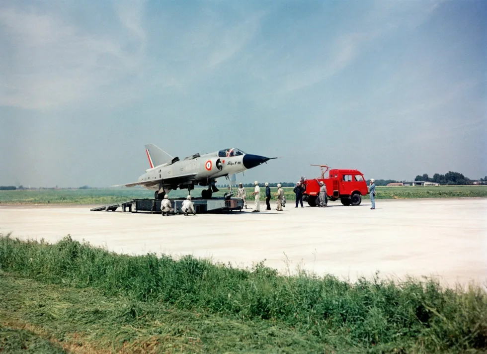 Grounded Dreams: Dassault Mirage III V - The Supersonic Vertical Paradox 17 DA00020980 Si