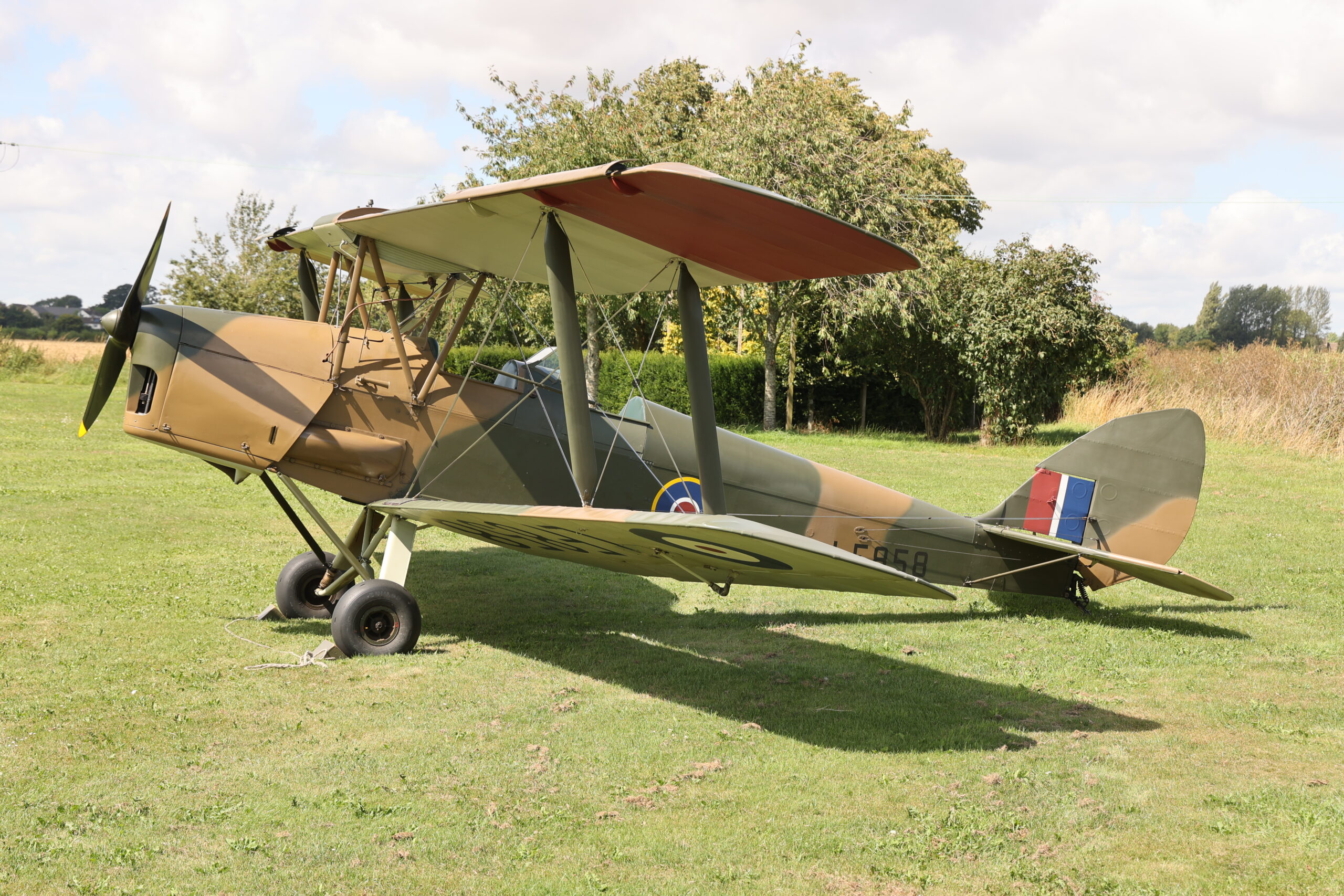 De Havilland Moth Club fly in Oaksey Park Wiltshire England 5508 scaled