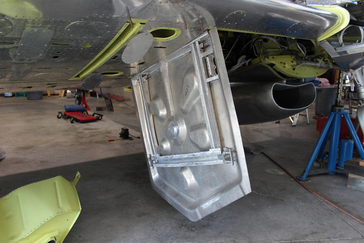 Left-hand inboard gear door showing uplock latches, pins, hooks and the internal rib structure. (photo via Tom Reilly) 