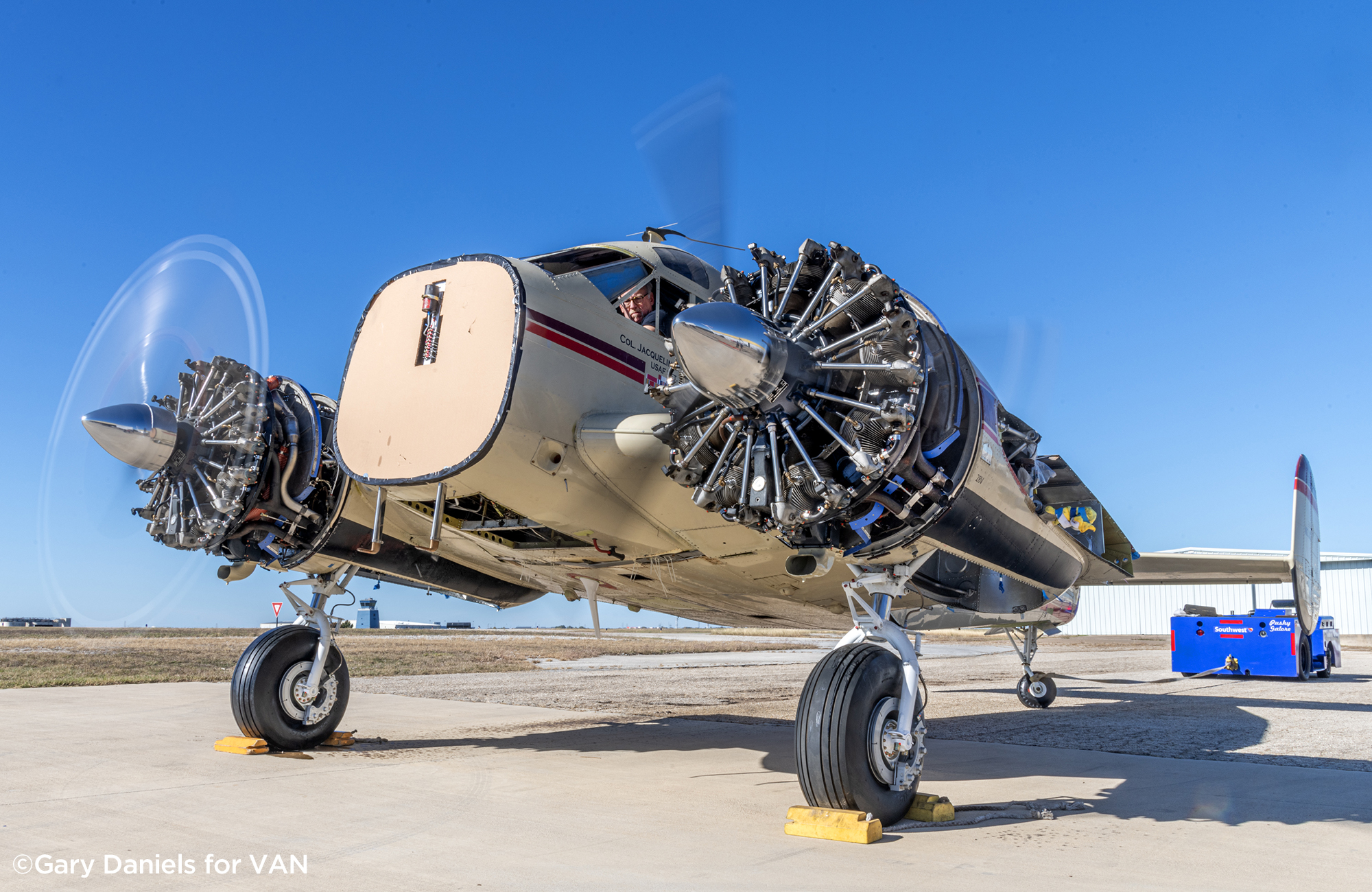 アメリカ空軍チャレンジ Hollywood Bomber' Conducts Engine Test; To Premier at AirVenture