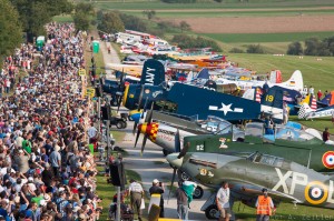 Aircraft sandwiched between crowds of spectators and the runway. (Image Credit: Andreas Zeitler)