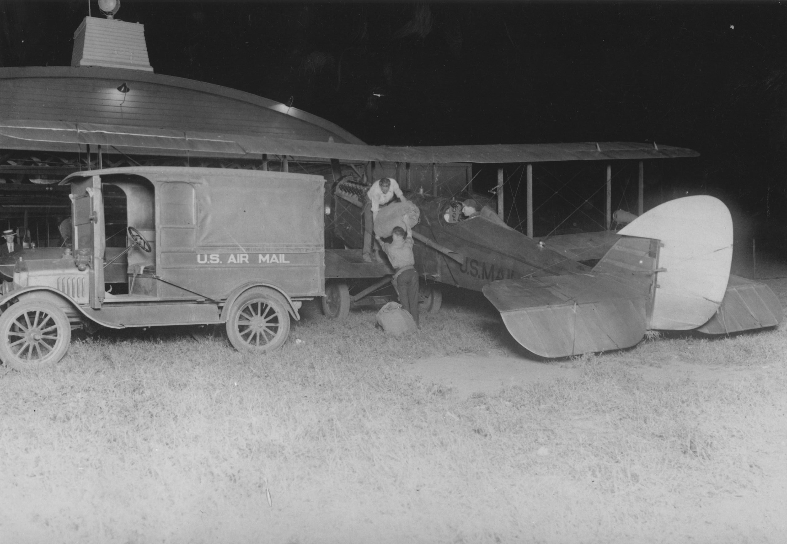 Loading airmail onto de Havilland scaled