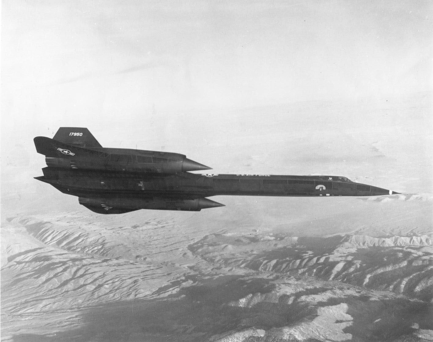 Lockheed SR 71 in flight SN 61 7950 061122 F 1234P 054