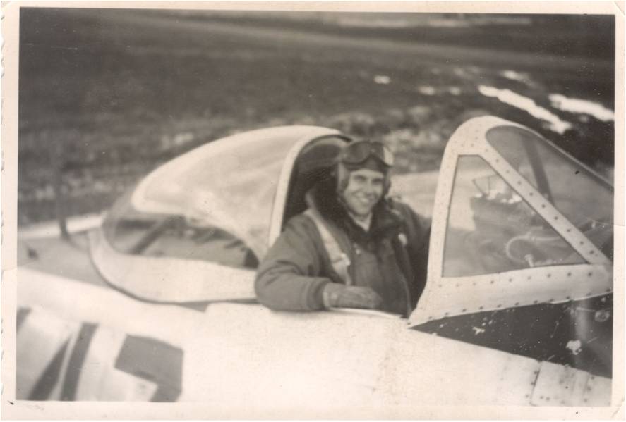 Lt.Loren Hintz in the cockpit of his P-47. (photo via AirCorps Aviation)