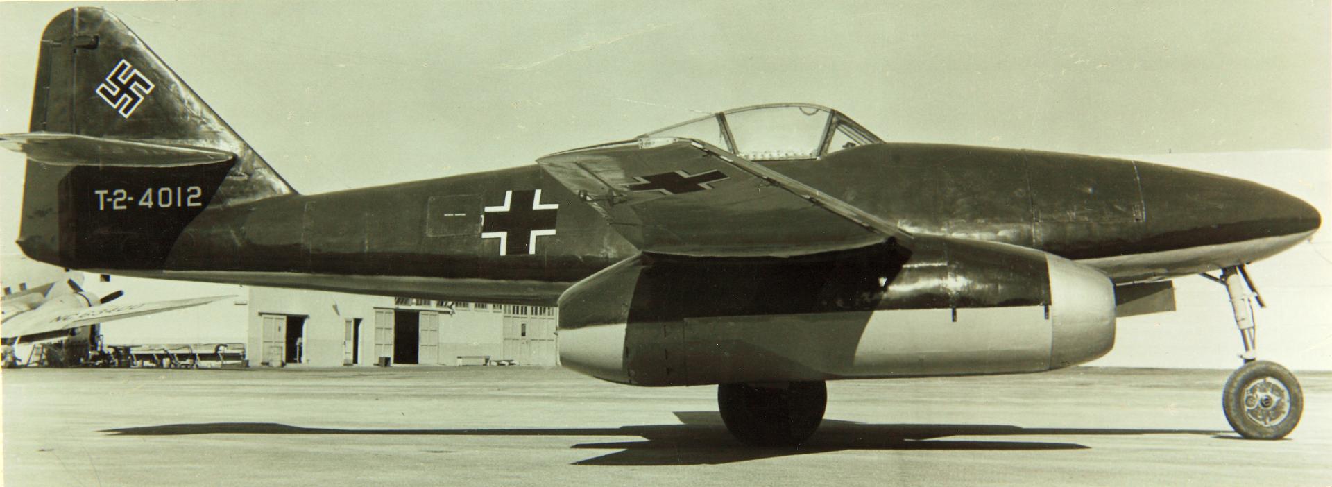 Me 262 T 2 4012 side view on ground