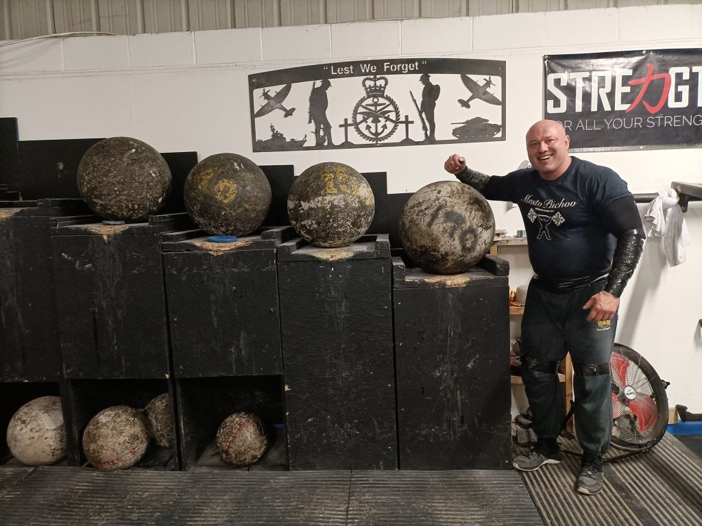Strongman vs. Bomber – Who Will Win? 10 Miroslav Pohlodek
