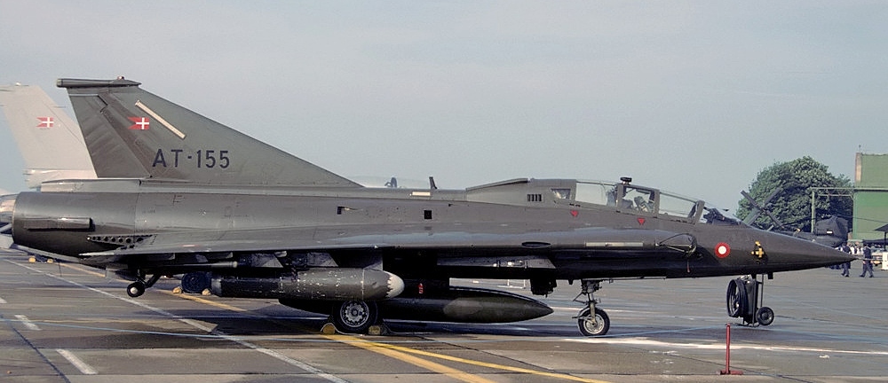 Saab TF 35 Draken AT 155 of the Royal Danish Air Force at RAF Mildenhall 1985 Wikimedia Commons 1