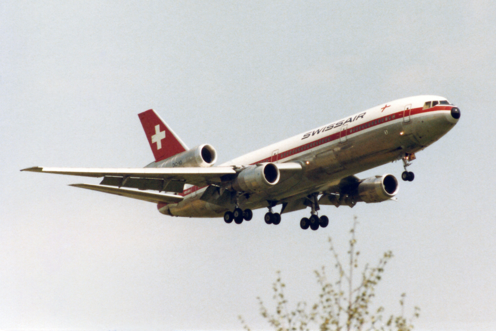 The heavier DC 10 30 has an additional center landing gear. The variant was first introduced into service by Swissair in 1972