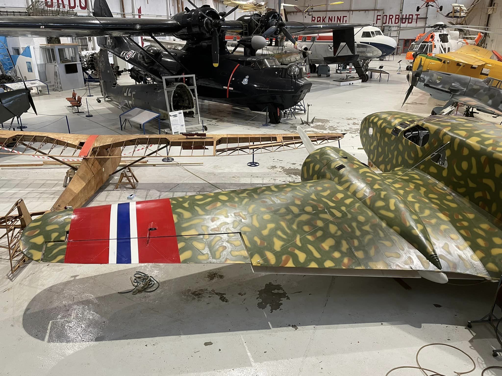 The left wing with camouflage and Norwegian stripes painted on October 2024 Siegfried Hernes 1