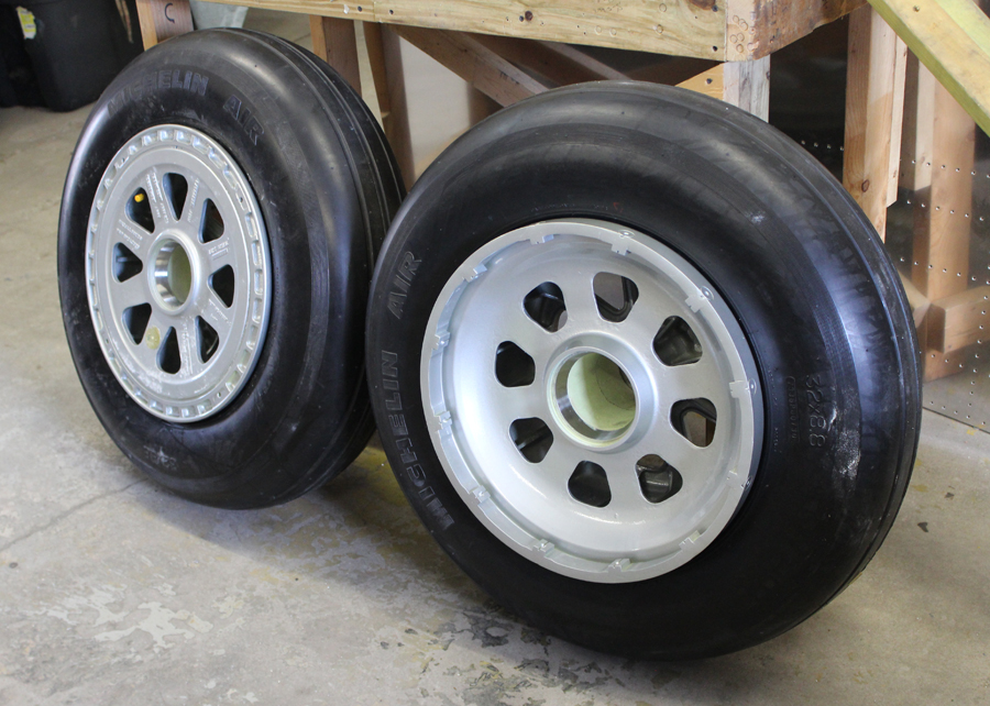 The main wheels are now ready to mount. (photo via Tom Reilly)