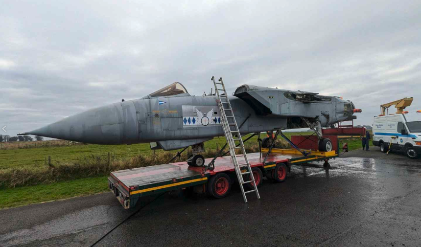 Tornado ZA475 fuselage on a trailer