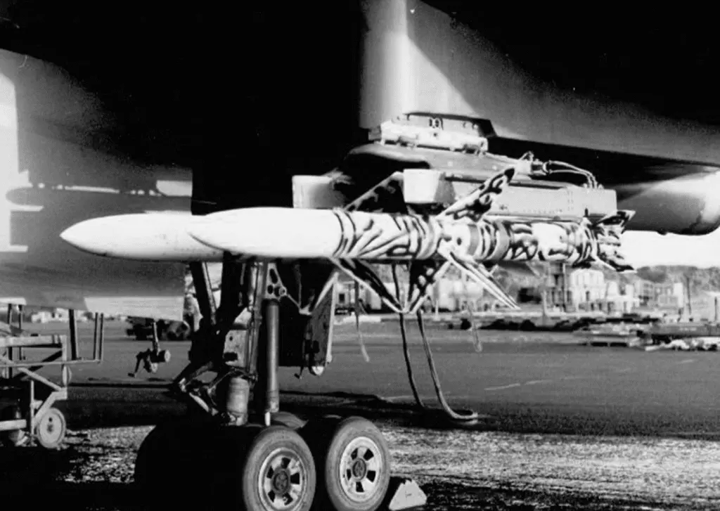 Avro Vulcan over the Falklands; XM597 and the Black Buck Raids 26 Two shrikes on Pye pylon