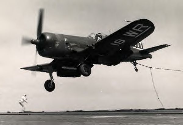 Why the F4U Corsair Struggled at Sea—And How It Finally Conquered the Carrier Deck 18 Vought F4U 4B Corsair of VMF 312 landing aboard an aircraft carrier circa in the late 1940s