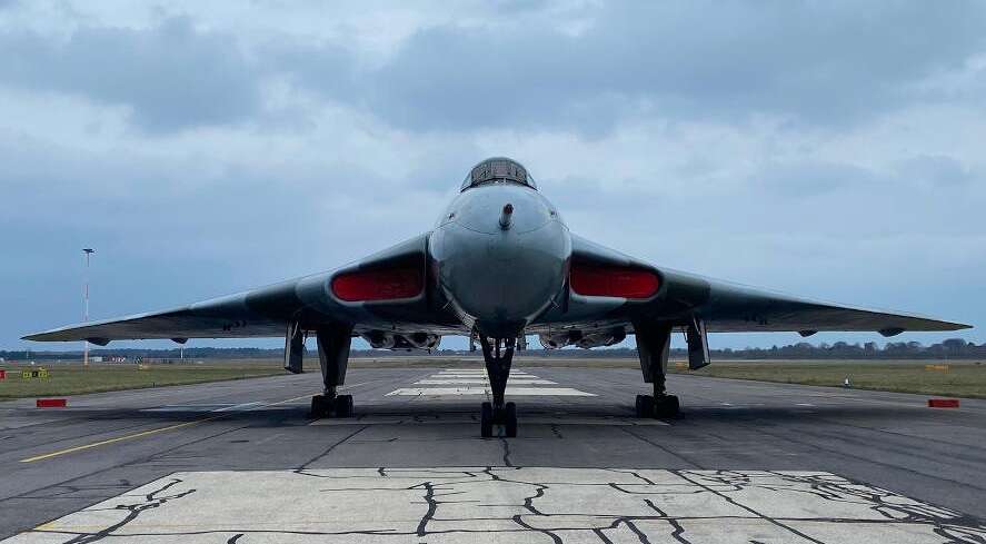 XH558 887x489 1