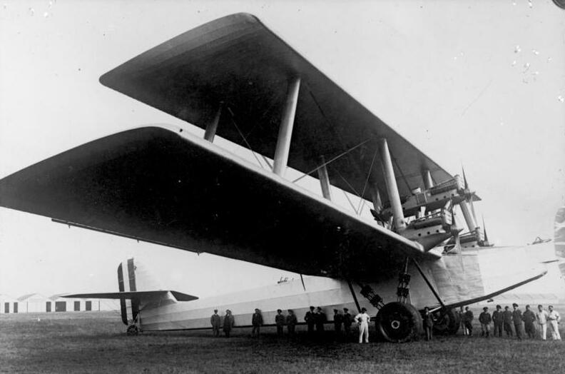 bundesarchiv bild 102 09373 mailand italienisches grossflugzeug
