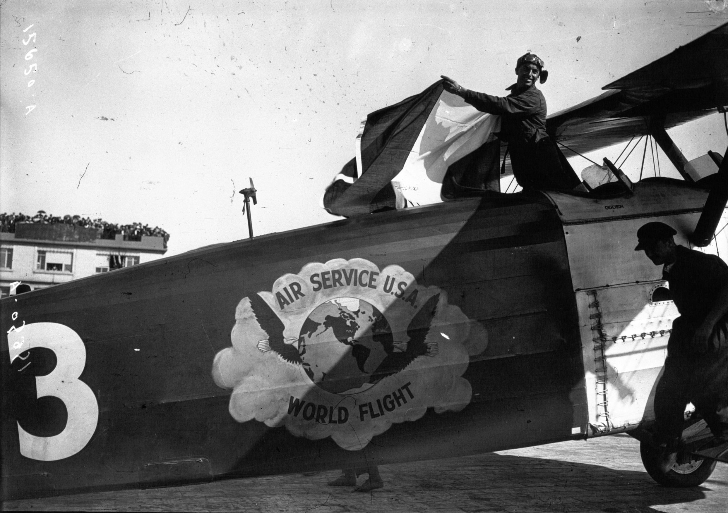 Douglas World Cruiser Replica Makes Oshkosh Debut 21 le bourget les aviateurs americains faisant le tour du monde le lieutenant wade faisant flotter le drapeau francais dans lappareil btv1b9022863r scaled e1785786216773
