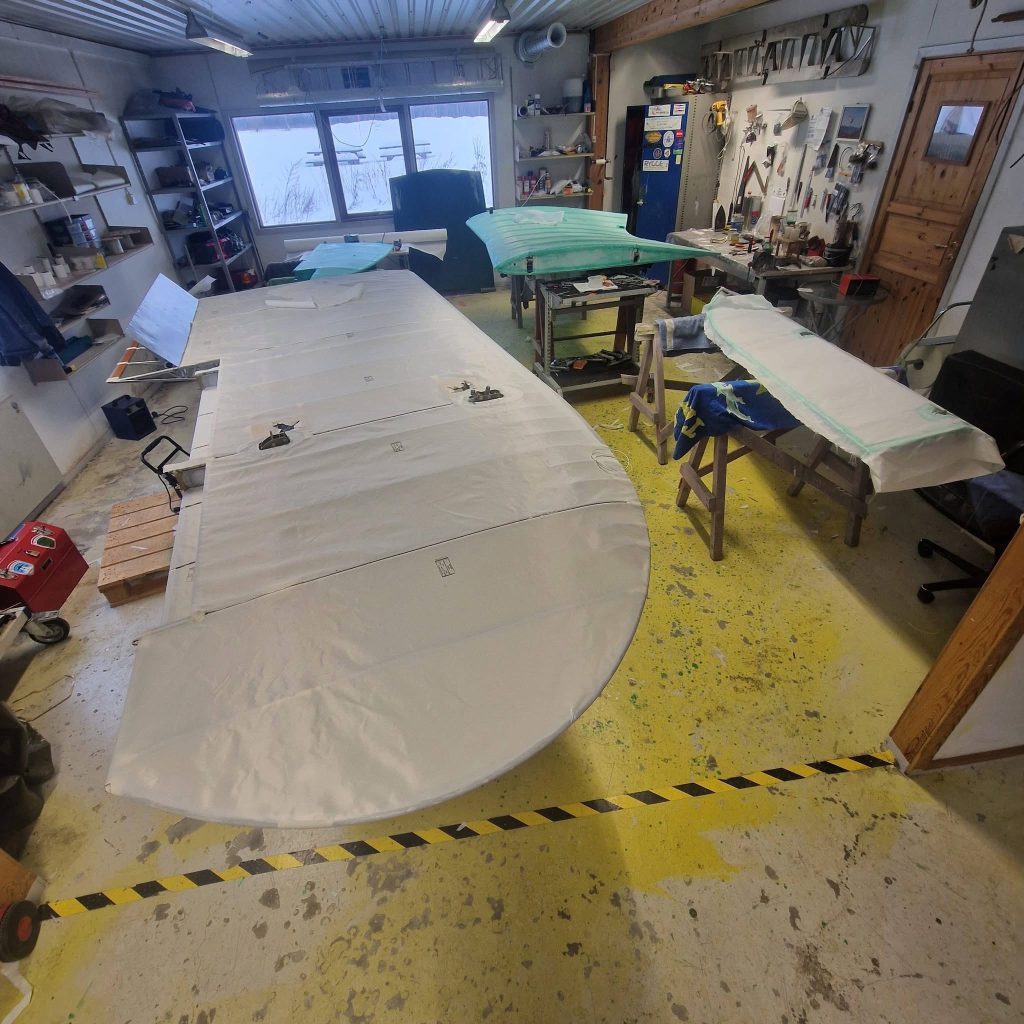 Gloster Gladiator Mk I 423: the Restoration of a Norwegian Warrior 13 the Aircraft Preservation Center at Kjeller. Fabric covering of the wings for Gladiator 423 is now fully underway. The skilled and knowledgeable team is working steadily and diligently